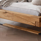 Balkenbett Lund Wildeiche mit Holz-Metall-Kufen Detailansicht Kufen und Balkenverbindung