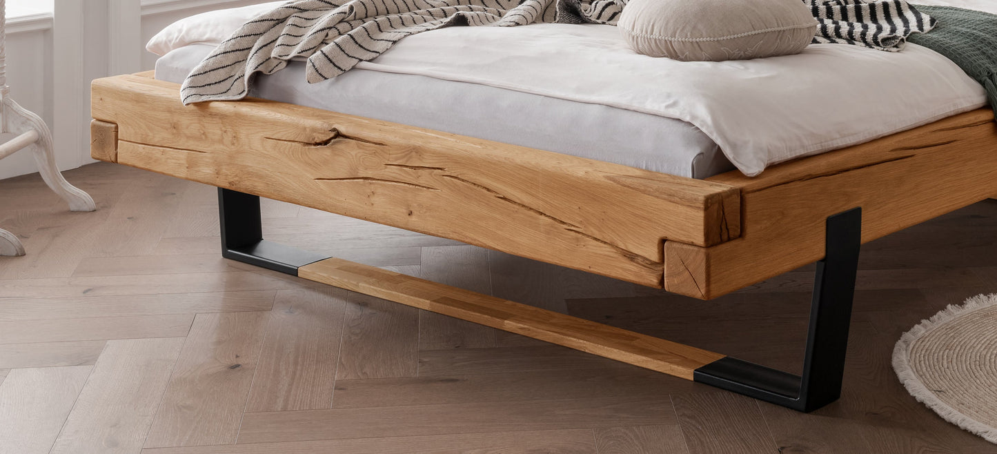 Balkenbett Lund Wildeiche mit Holz-Metall-Kufen Detailansicht Kufen und Balkenverbindung